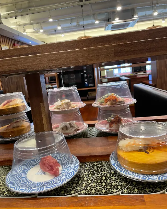 다양한 초밥이 레일 위를 이동하는 모습