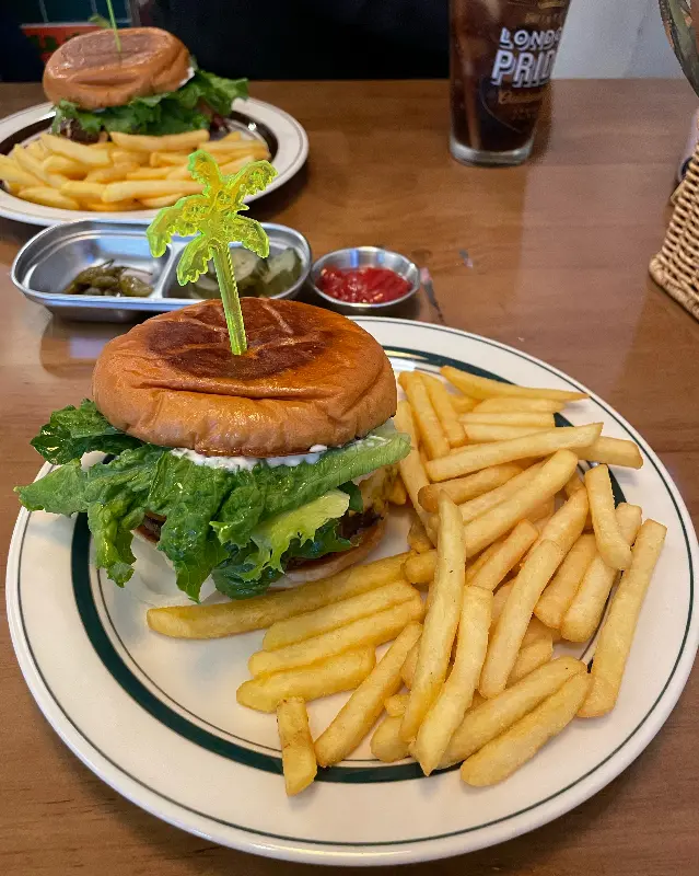 야자수 픽이 돋보이는 버거 세트