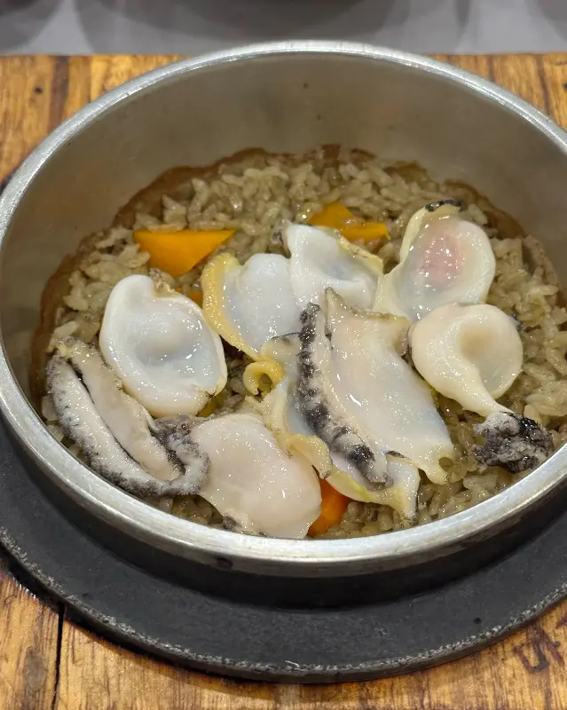 전복이 가득 들어간 전복솥밥