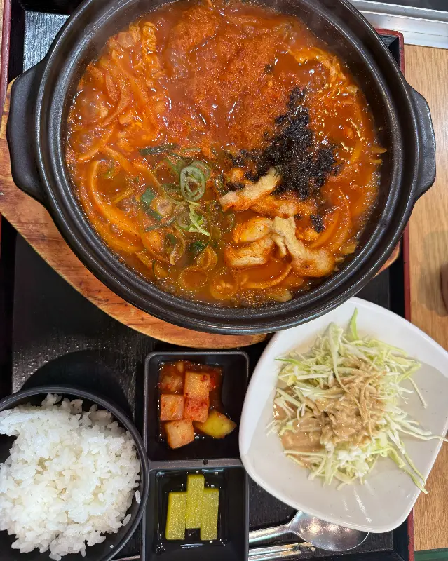 보글보글 끓는 김치나베