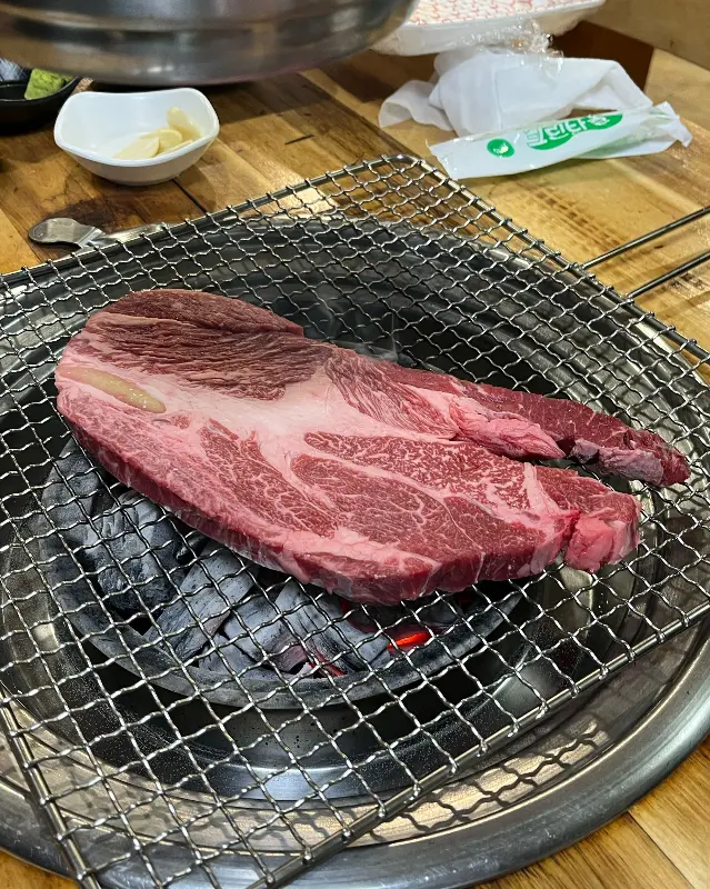 숯불에 구워지는 횡성한우 꽃등심