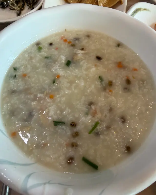 한 그릇 뚝딱 비운 백합죽