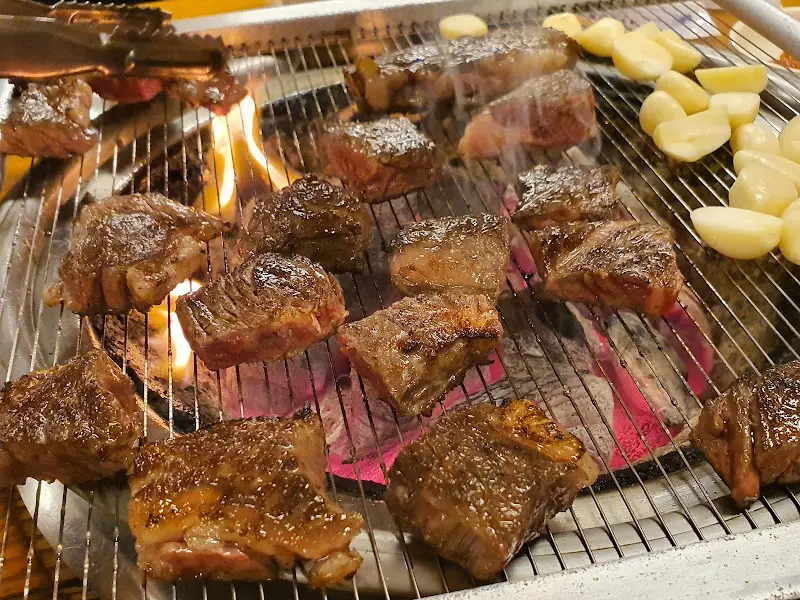 숯불 위에서 구워지는 살치살