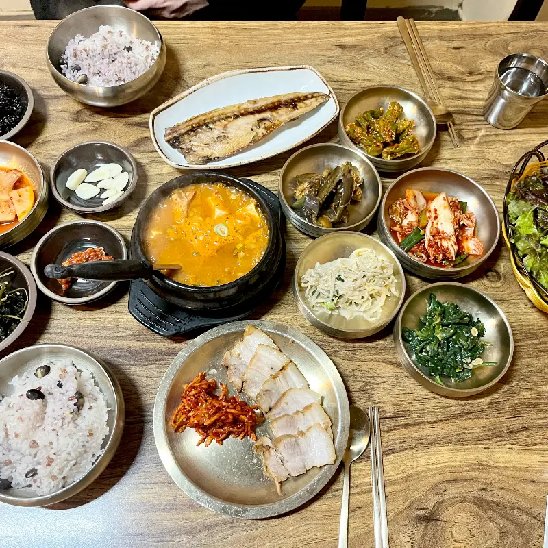 한 상 가득 차려진 만정정식과 제육볶음