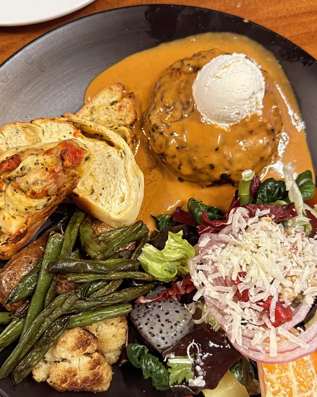 스테이크와 샐러드가 조화롭게 담긴 접시