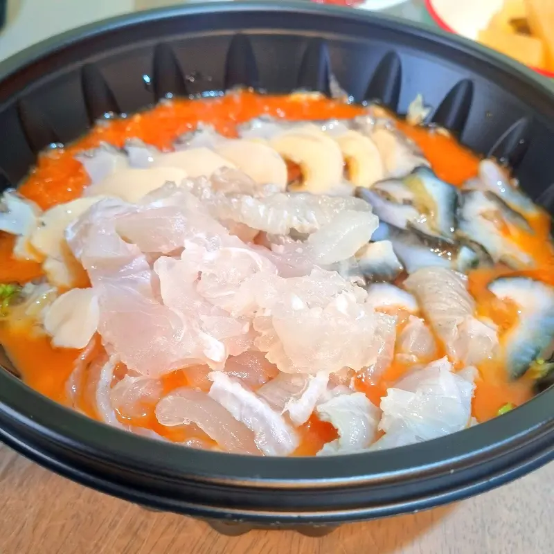 물회에 가득 담긴 해산물