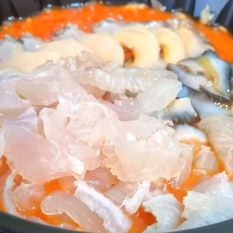 신선한 해산물이 가득한 물회