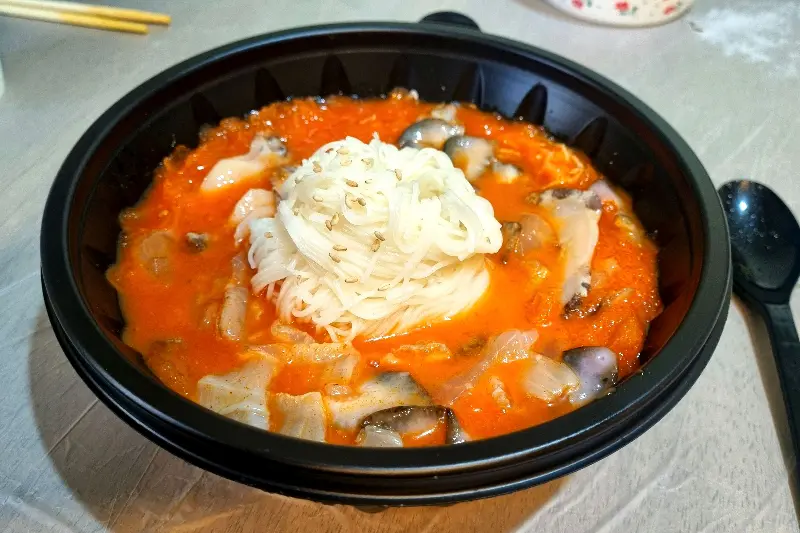 소면을 말아 먹는 물회