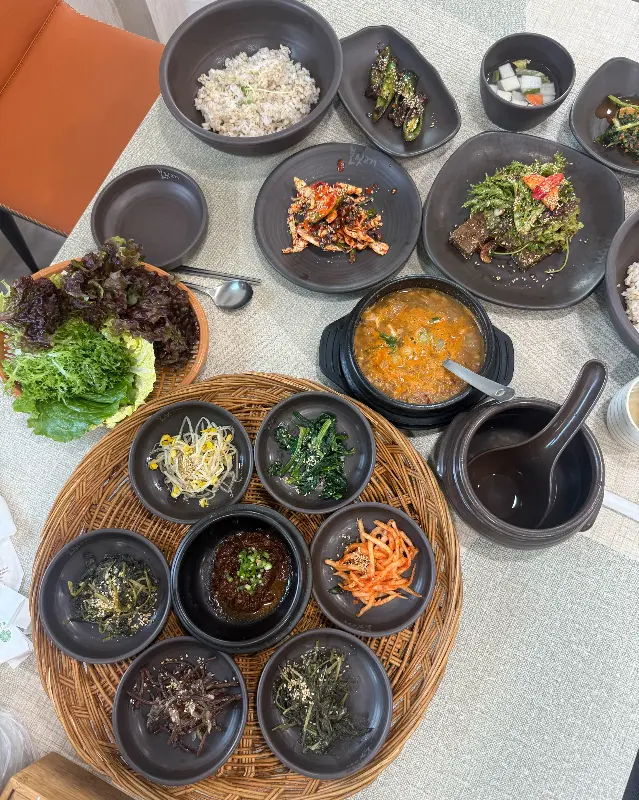 테이블 위에서 찍은 보리밥 정식 전체 사진