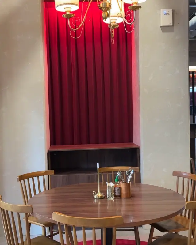 테이블 간 간격이 넓고 편안한 의자가 있는 골든디쉬 내부