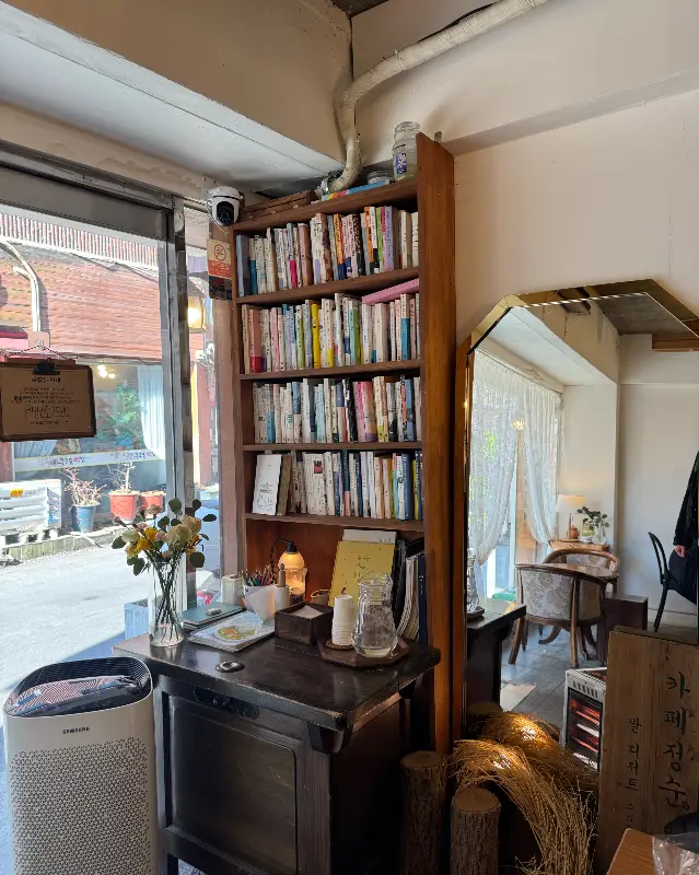 카페 내부, 책장이 보인다.