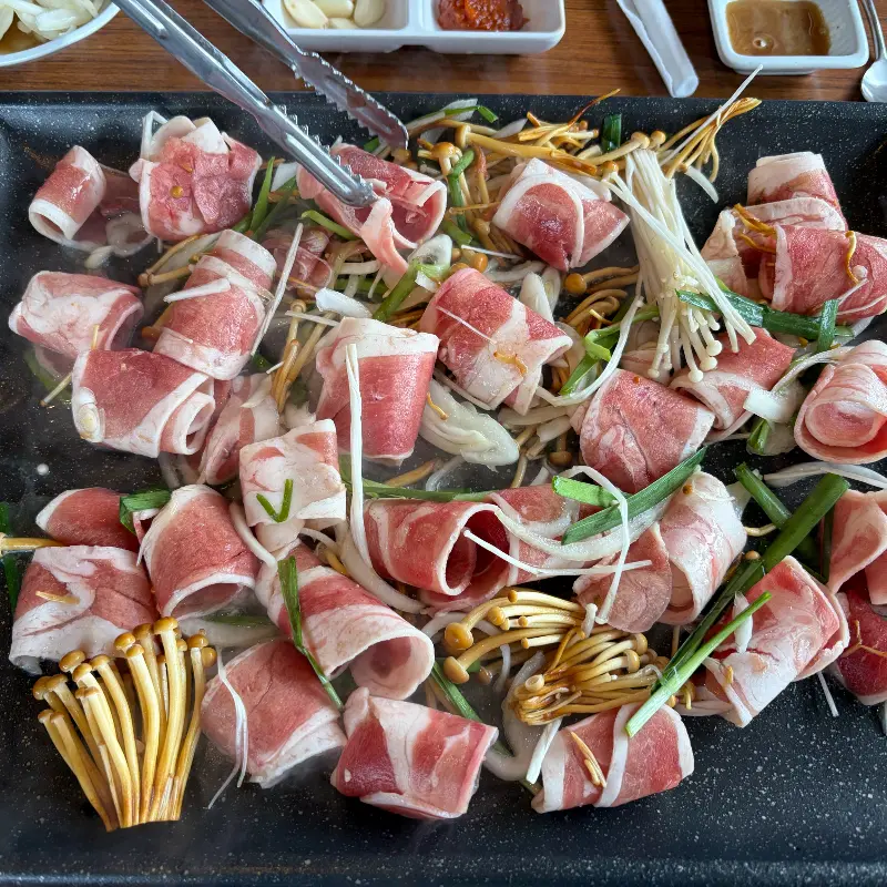 푸짐하게 담겨 나온 오리고기