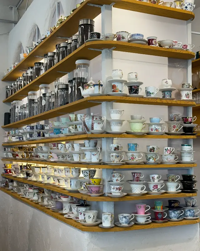 다양한 커피잔과 원두