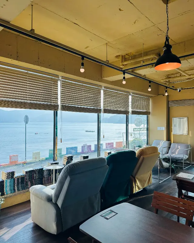 창밖으로 푸른 바다가 펼쳐진 아늑한 공간에서 편안하게 휴식을 취할 수 있다.