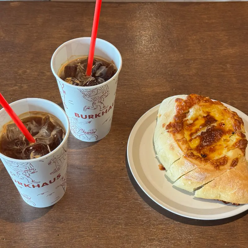 커피와 빵의 완벽한 조화