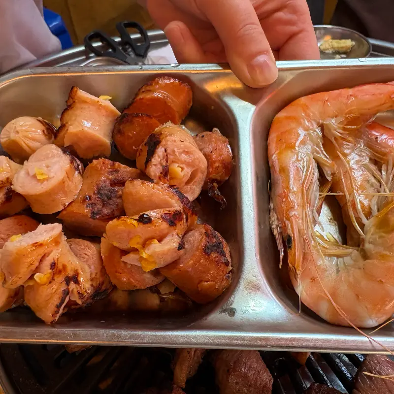 푸짐하게 구워진 새우와 소세지