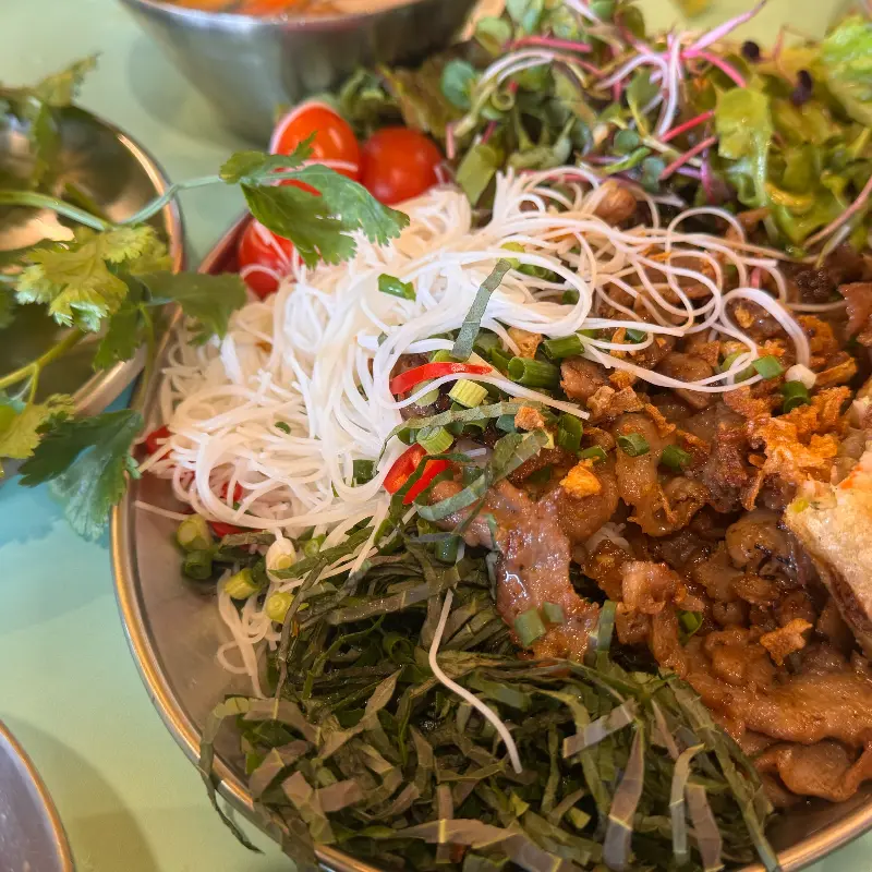 싱싱한 채소가 가득한 분짜