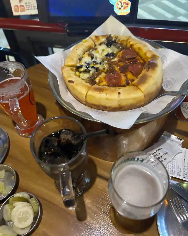 매드독스 피자와 음료