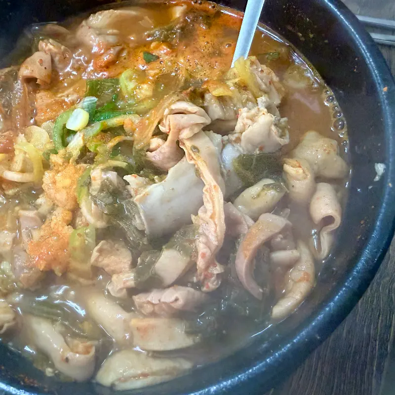 푸짐한 건더기가 인상적인 벼랑 순대국