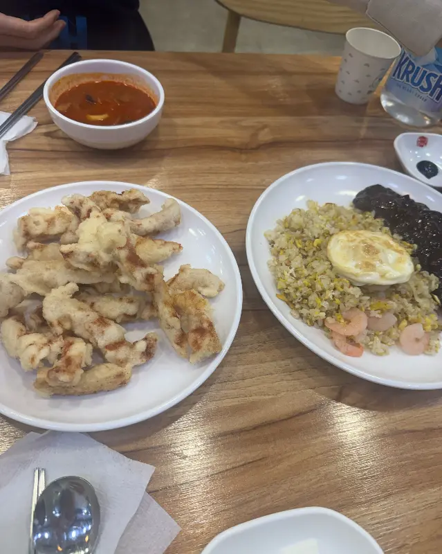 갓 튀겨져 나온 듯한 뽀얀 탕수육과 짜장 소스가 얹어진 볶음밥