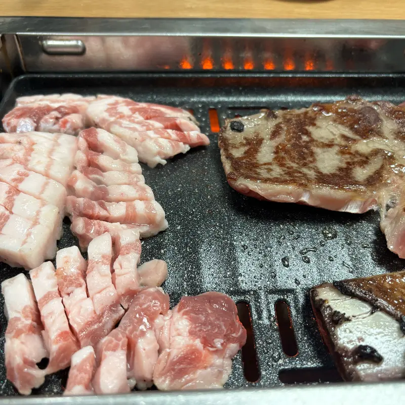 숯불 위에서 구워지는 돼지고기