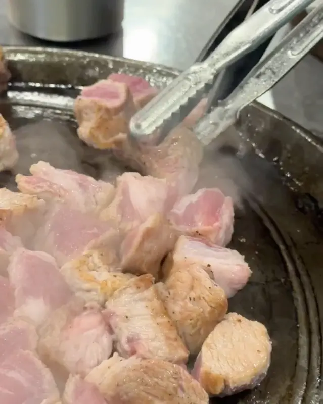 고기를 자르는 섬세한 손길