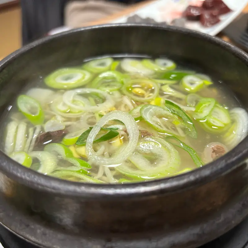 싱싱한 파가 듬뿍 들어간 맑은 국물