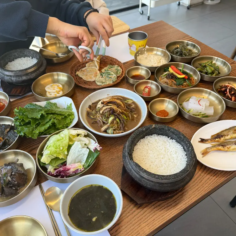 한상 가득 차려진 쌀밥정식