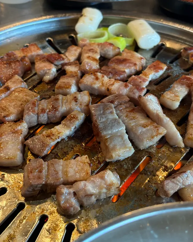 노릇노릇 익어가는 삼겹살