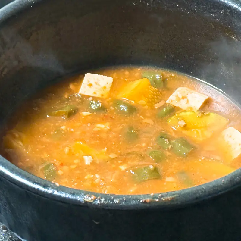 뚝배기 안에서 보글보글 끓고 있는 된장찌개의 모습