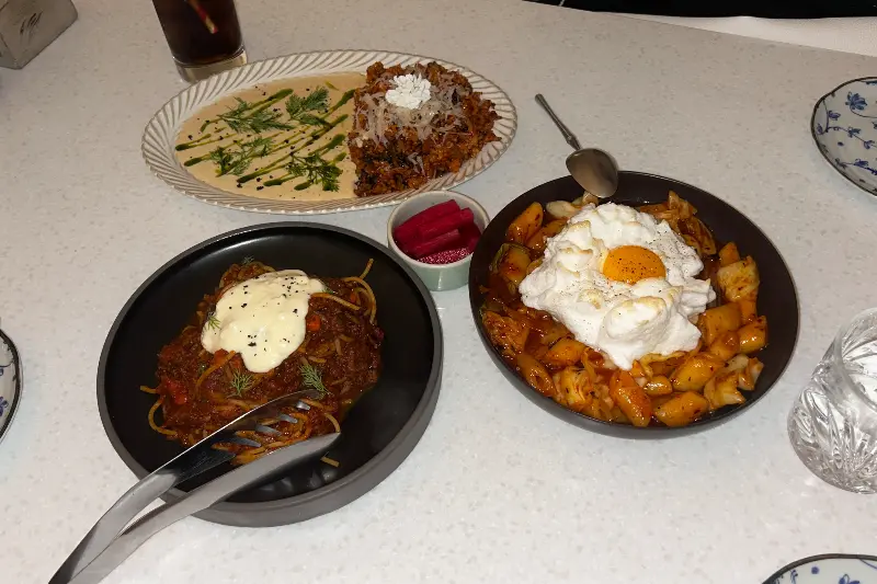 다양한 메뉴가 놓인 테이블