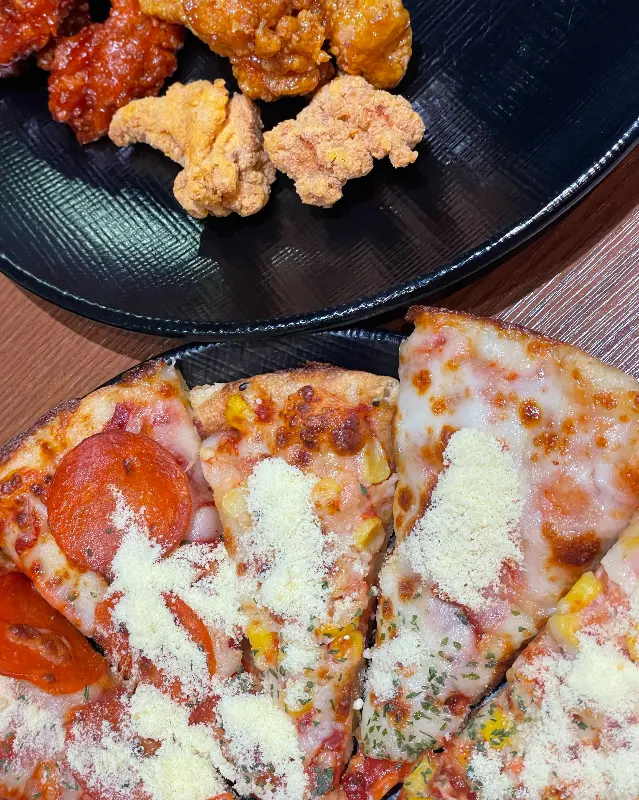 접시에 담긴 피자와 치킨