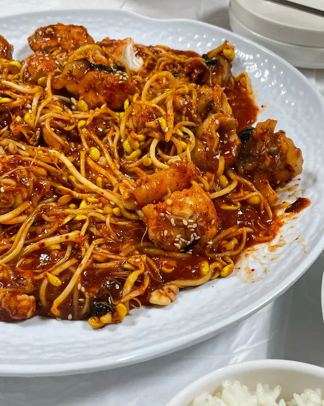 푸짐한 양과 매콤한 양념이 예술인 도깨비아구찜