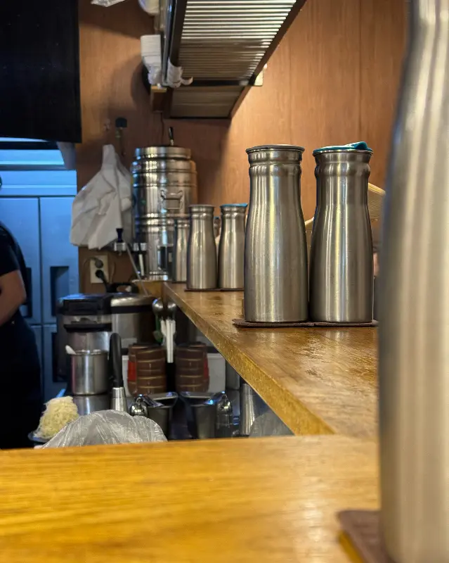 깔끔하고 정돈된 카운터석