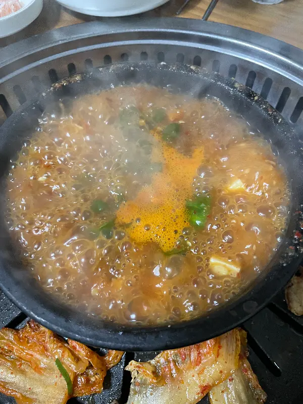 보글보글 끓는 된장찌개 클로즈업 샷