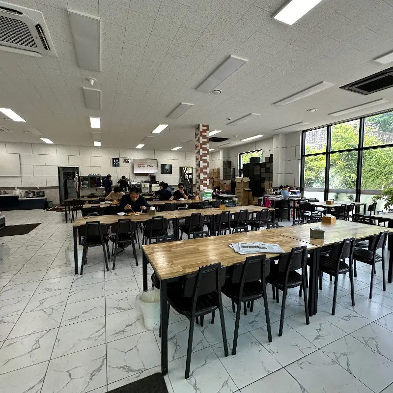 넓은 식당 내부