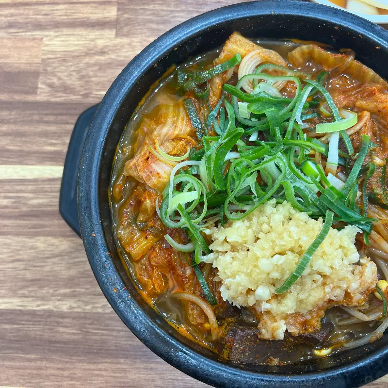 소낭밭 식당 내부의 모습. 넓고 테이블 간 간격이 넓어 쾌적한 분위기를 자랑한다.