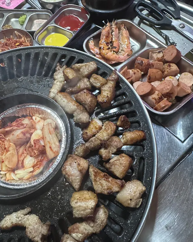 고기와 함께 구워 먹는 새우와 소시지