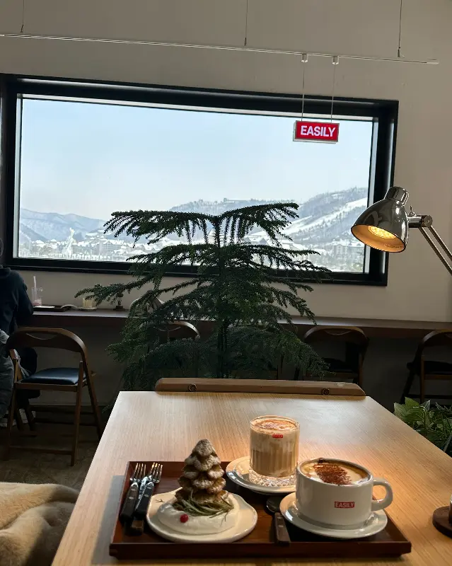 테이블 위에 놓인 대관령 트리 케이크, 후추 커피, 고구마몬드라떼