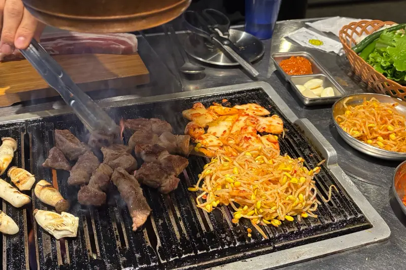 고기 굽는 모습 2