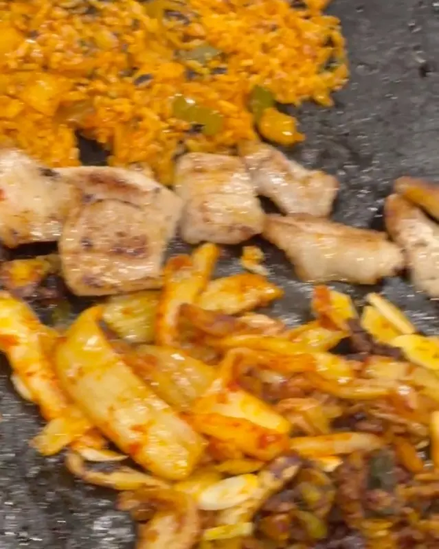 구워진 삼겹살과 김치의 환상적인 조화