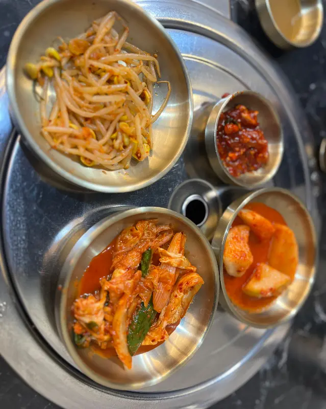 정갈하게 담겨 나온 밑반찬