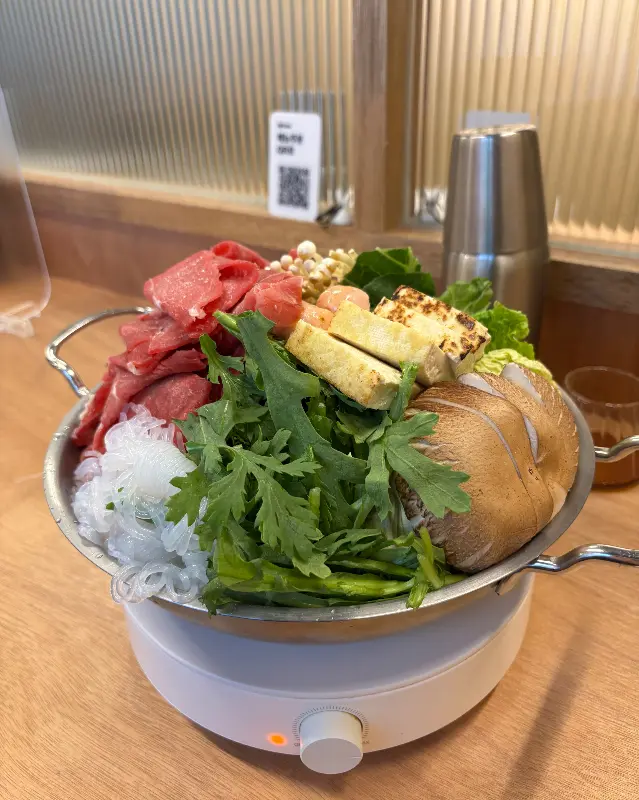 샤브샤브 냄비에 담긴 다양한 채소와 고기