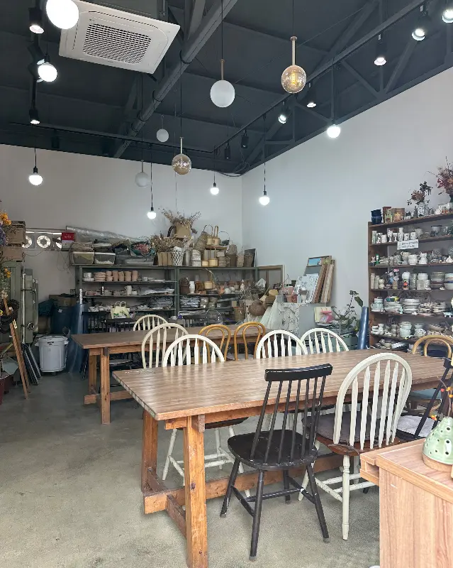 다양한 도자기 제품들이 진열된 모습