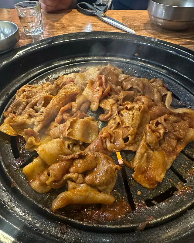 불판 위에서 익어가는 열탄불고기