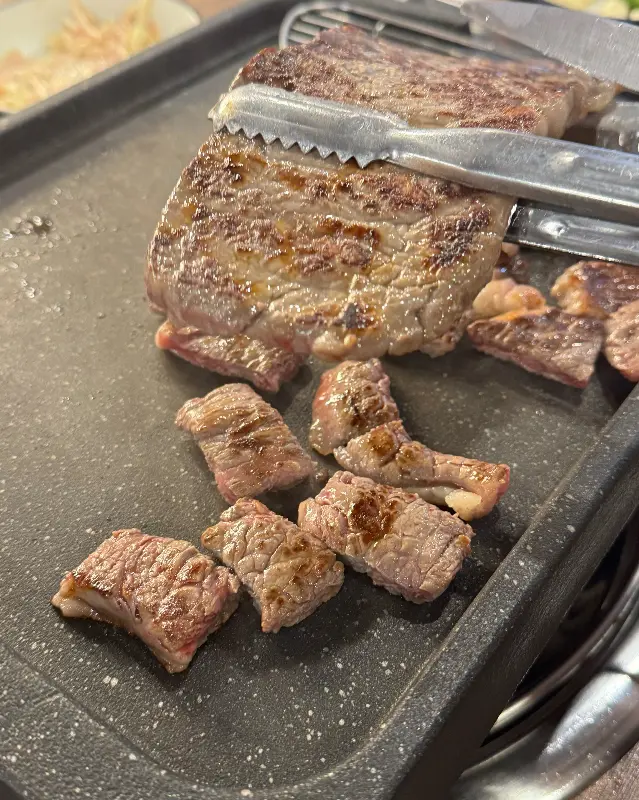 불판 위에서 익어가는 꽃등심