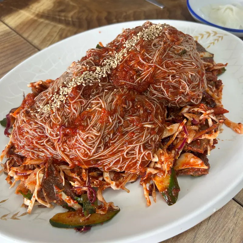 수육무침과 냉면 사리의 환상적인 조합