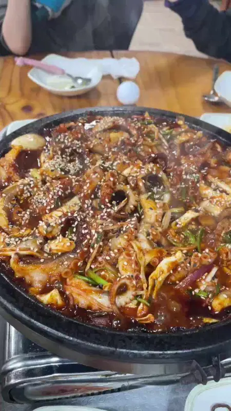 철판 위에서 익어가는 쭈꾸미 볶음