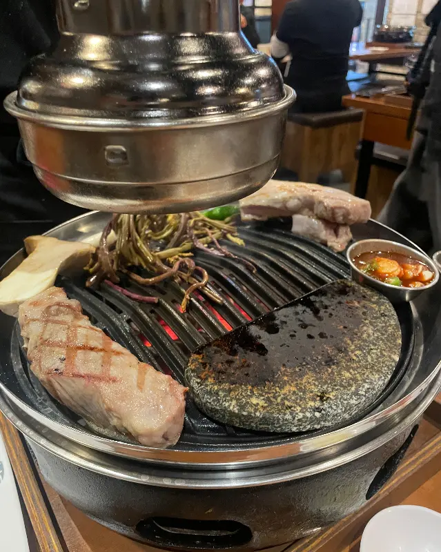 불판 위 삼겹살과 멜젓