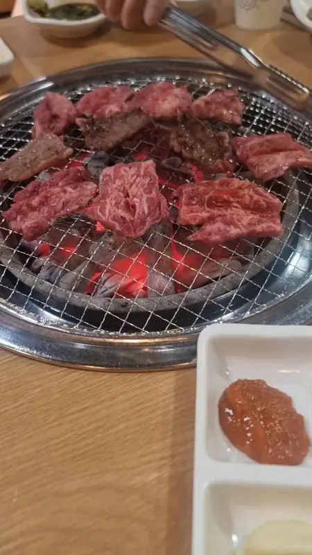 숯불 위에 올려진 갈비살